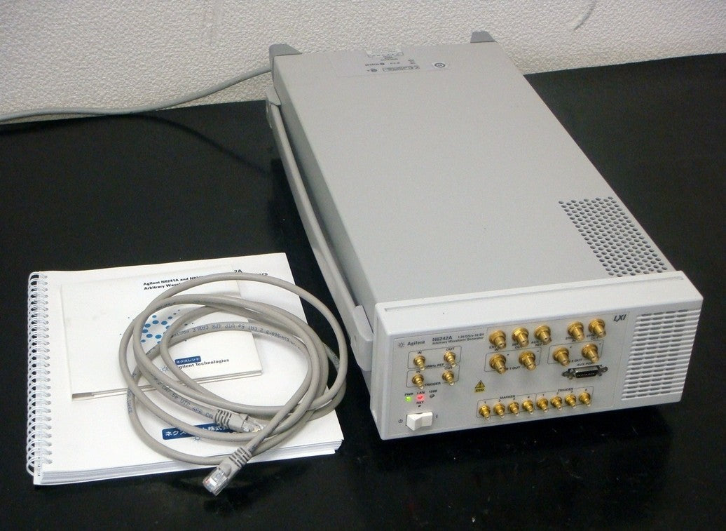 Agilent N8242A Arbitrary Waveform Generator 500MHz 1.25GS/s 2CH [x688978872]
