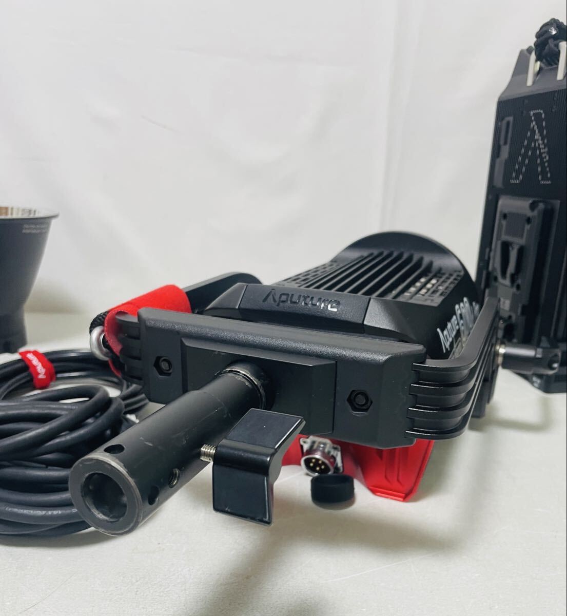 Aputure LS 600d Pro 600W LED Light with Carrying Case [u1238634614]