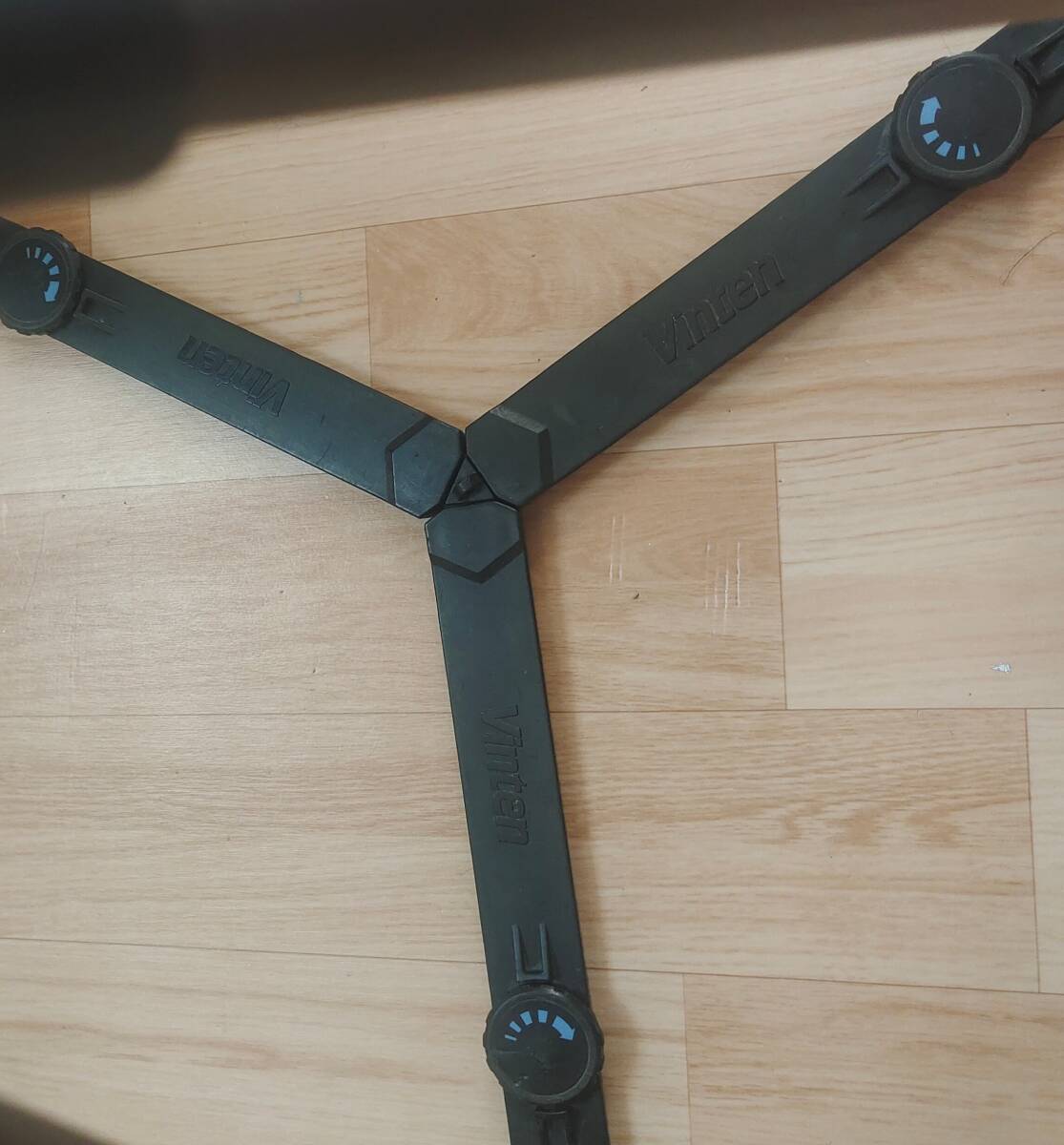 Vinten Vision100 Tripod Head with Carbon Fiber Tripod and Ground Spreader [s1237758925]