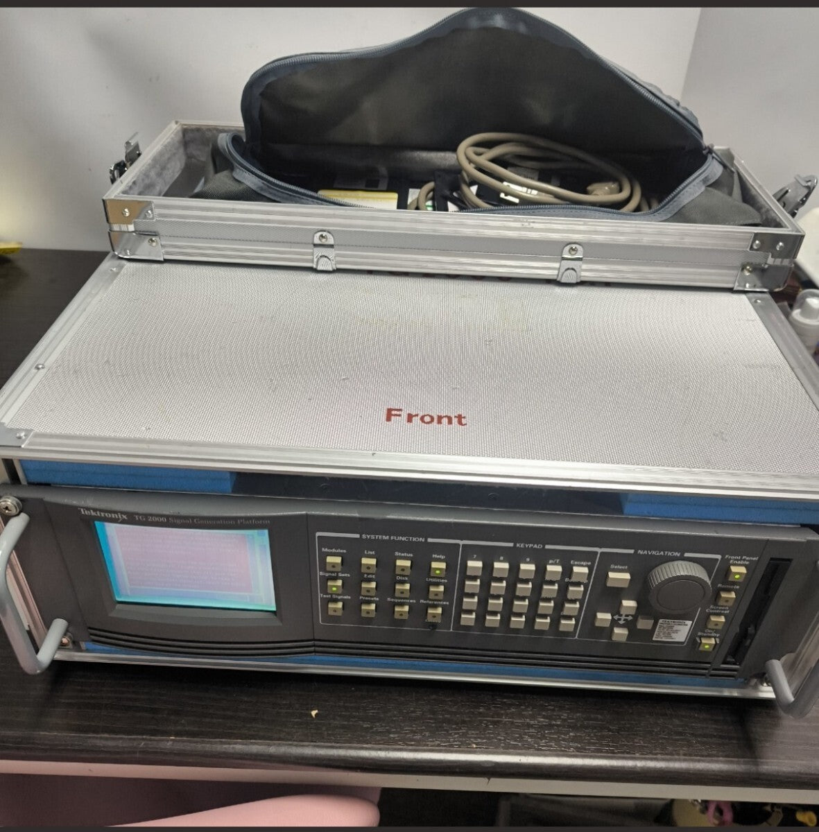 Tektronix TG2000 Signal Generation Platform with Transport Case [l1181470654]