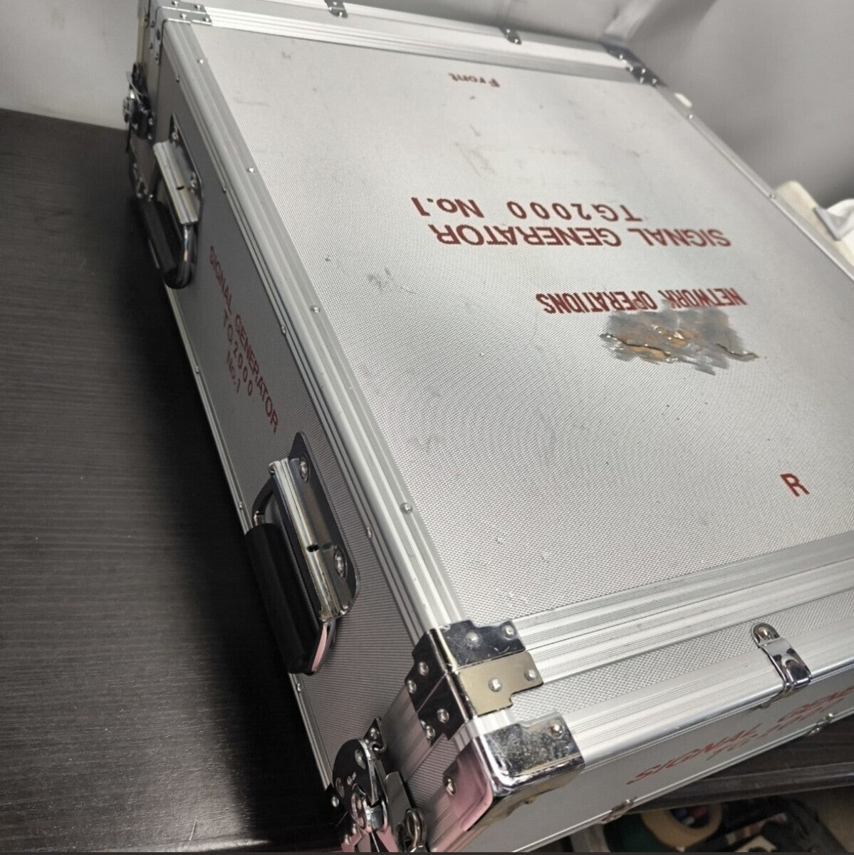 Tektronix TG2000 Signal Generation Platform with Transport Case [l1181470654]