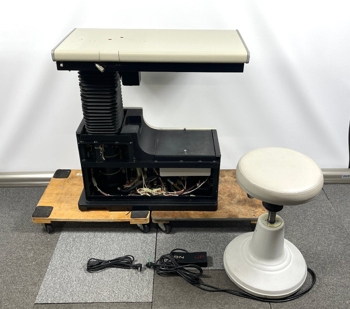 Inami K-1485 K-1474 Sliding Table Electric Lift Chair Set [x1188654320]