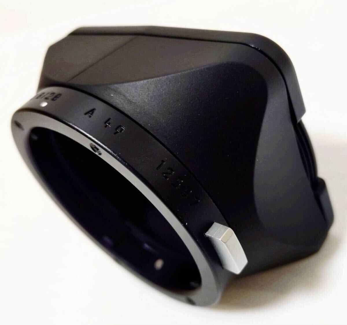 Leica LEICA Plastic Lens Hood with Cap and Box Camera Parts [d1217110579]