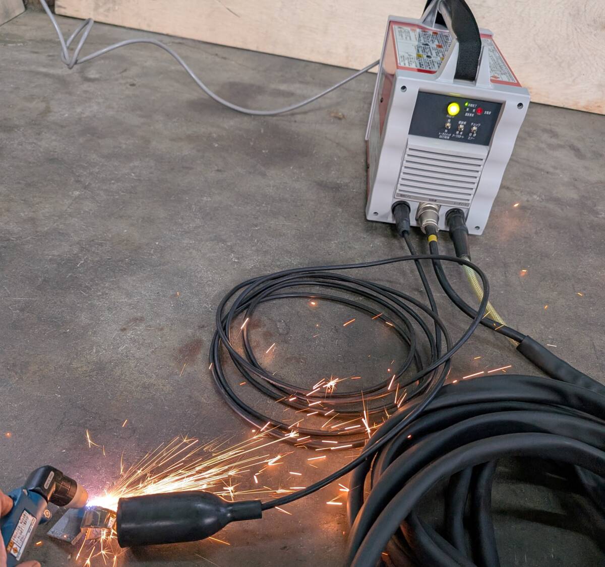 Makita AP103 Air Plasma Cutter with Built-in Compressor [w1239374003]