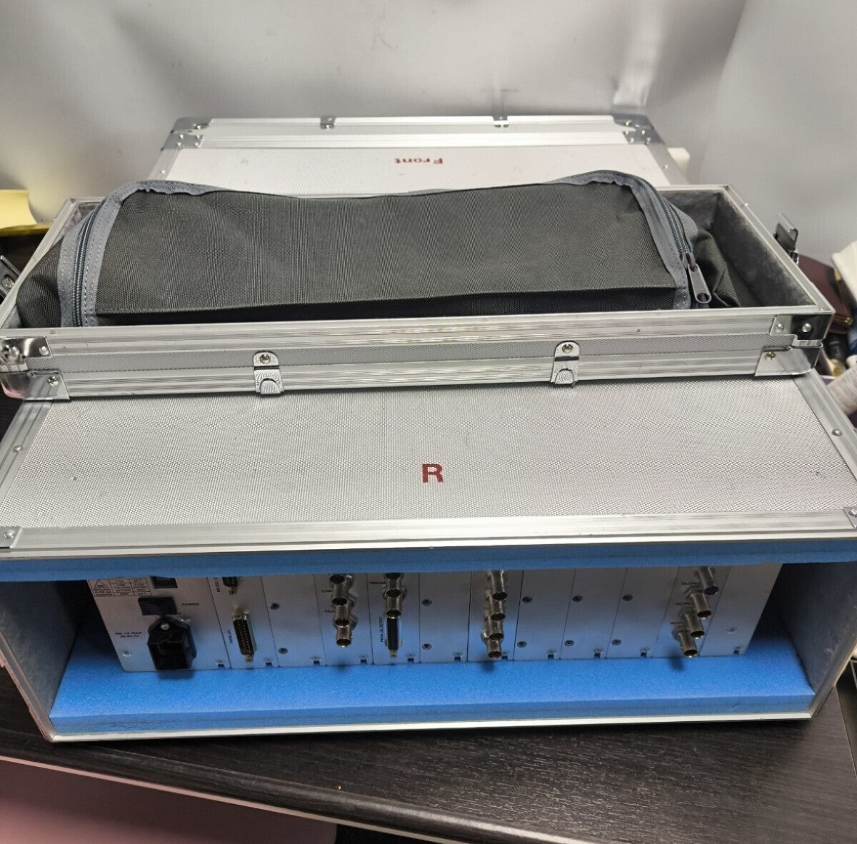 Tektronix TG2000 Signal Generation Platform with Transport Case [l1181470654]