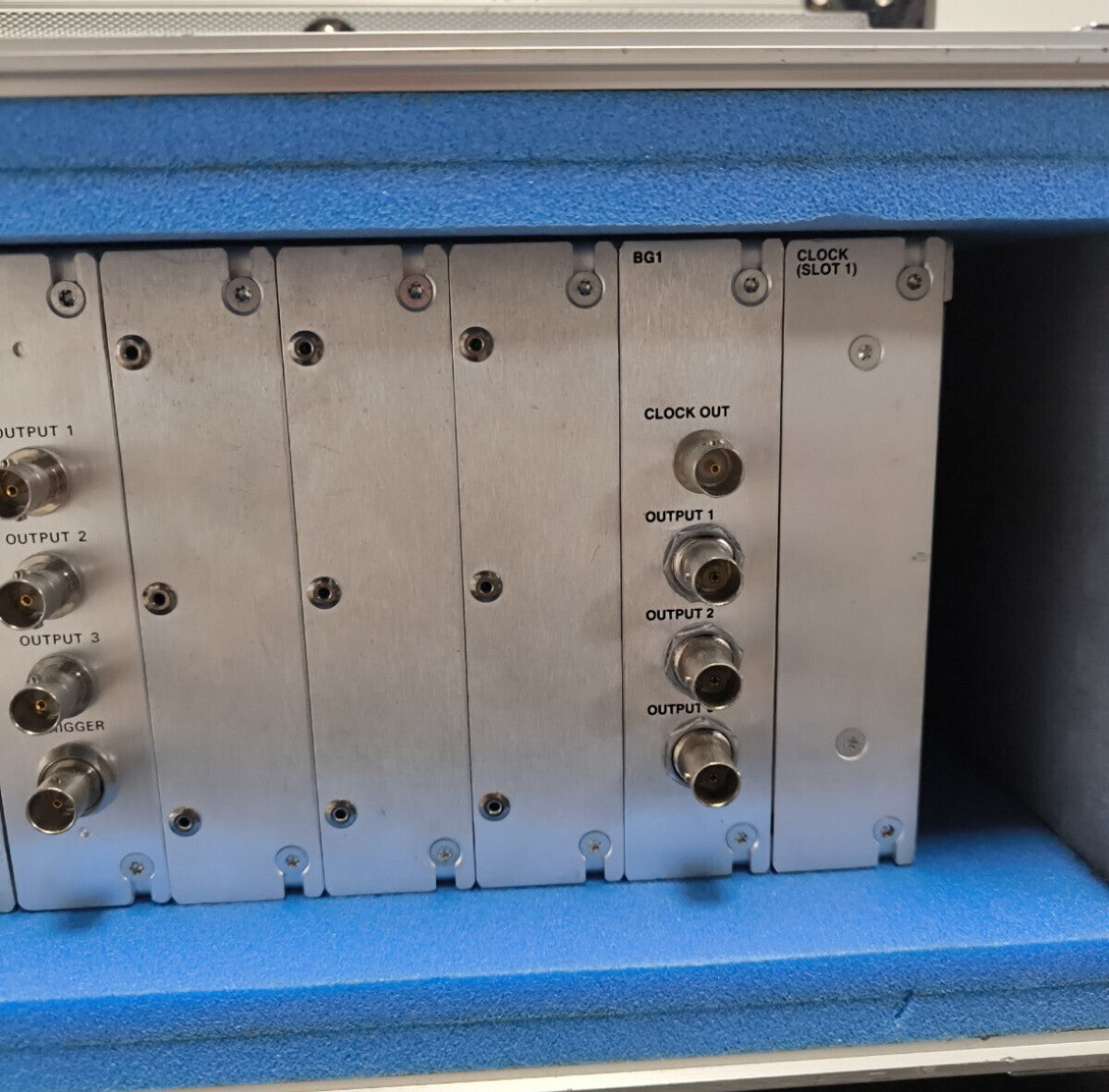 Tektronix TG2000 Signal Generation Platform with Transport Case [l1181470654]