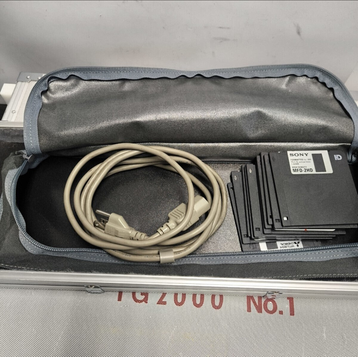 Tektronix TG2000 Signal Generation Platform with Transport Case [l1181470654]