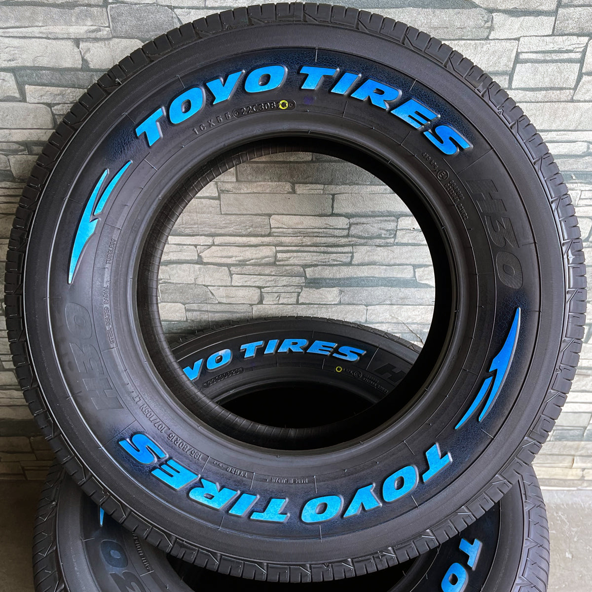 Hiace 195/80R15 TOYO H30 WL RIVAI NOX 15×6.0J+32 6/139.7 MBK Toyo Tire White Letter HIACE New Tire Wheel Set of 4 [x1184664438]