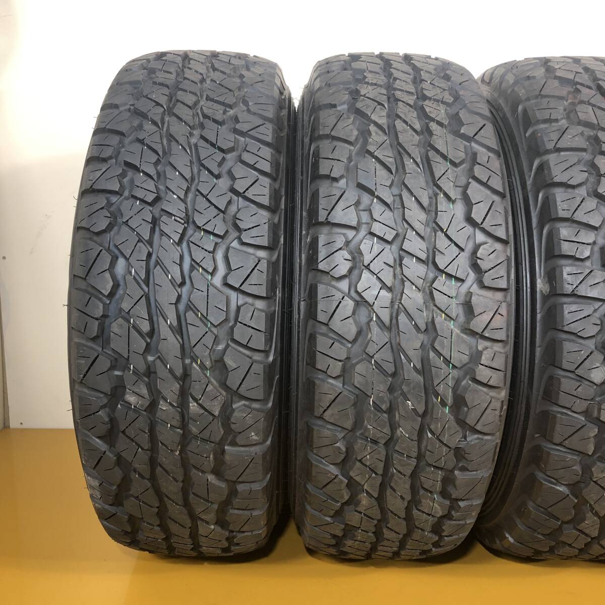 Mitsubishi Pajero Genuine 265/70R16 7J+10 6 Hole 16 Inch DUNLOP GRAND TREK Tire Wheel Set of 4 H0002 [g1200192218]