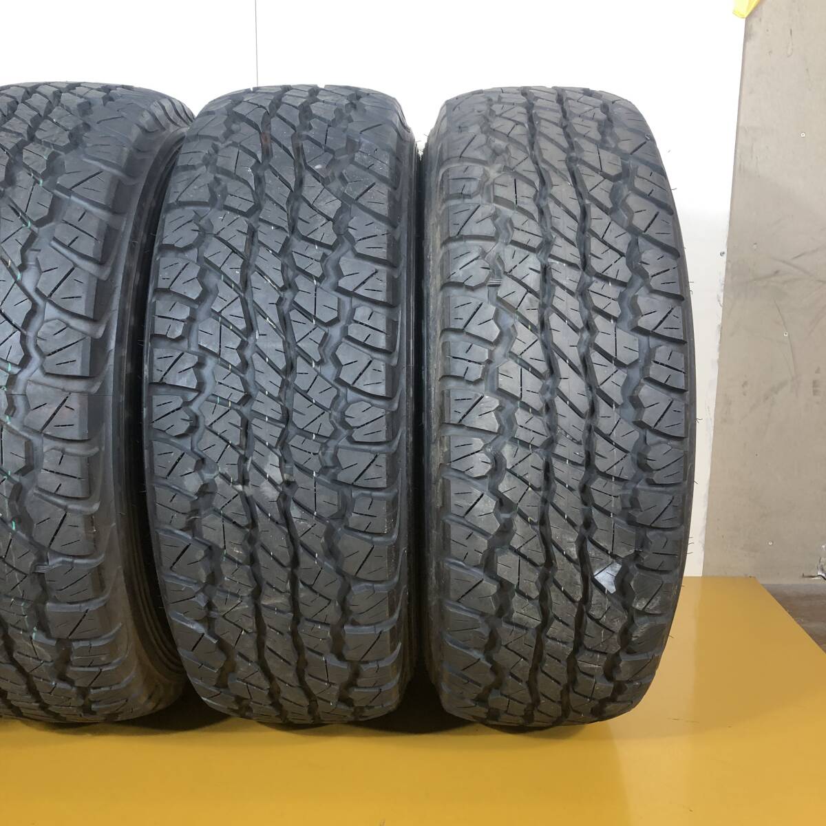 Mitsubishi Pajero Genuine 265/70R16 7J+10 6 Hole 16 Inch DUNLOP GRAND TREK Tire Wheel Set of 4 H0002 [g1200192218]