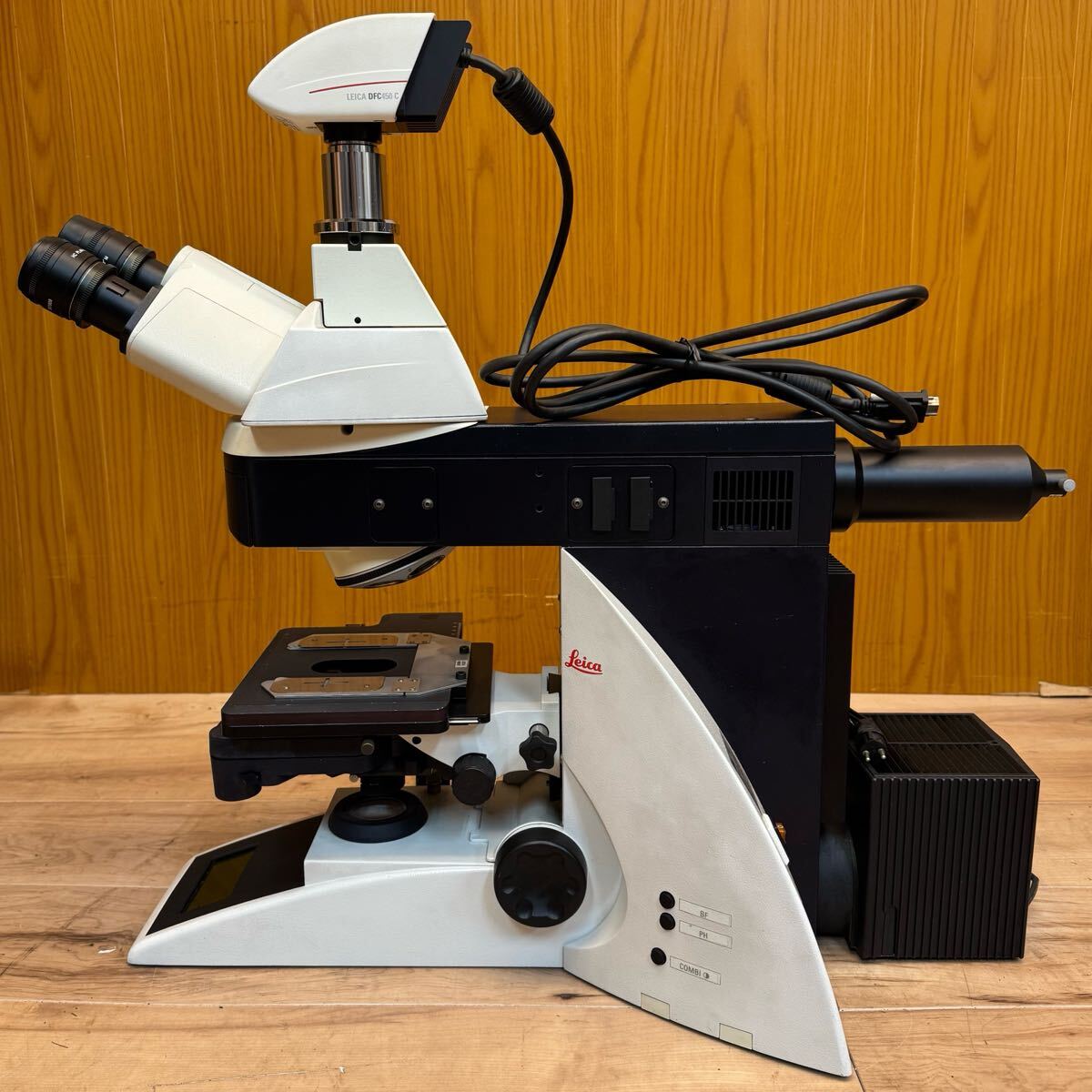 Leica DM4000 B Intelligent Upright Microscope with Eyepieces [c1201468977]