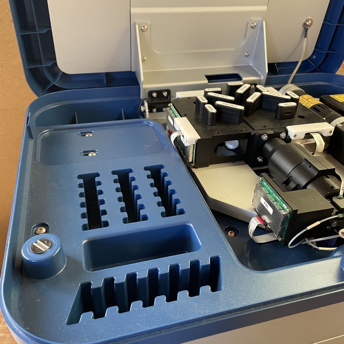 Applied Biosystems Attune Acoustic Focusing Cytometer Flow Cytometer [k1213474130]