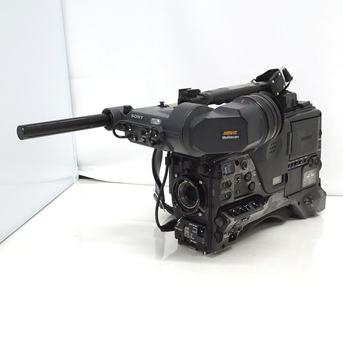 Sony PDW-700 XDCAM HD422 Broadcast Camcorder with Viewfinder and Microphone [b1215075056]