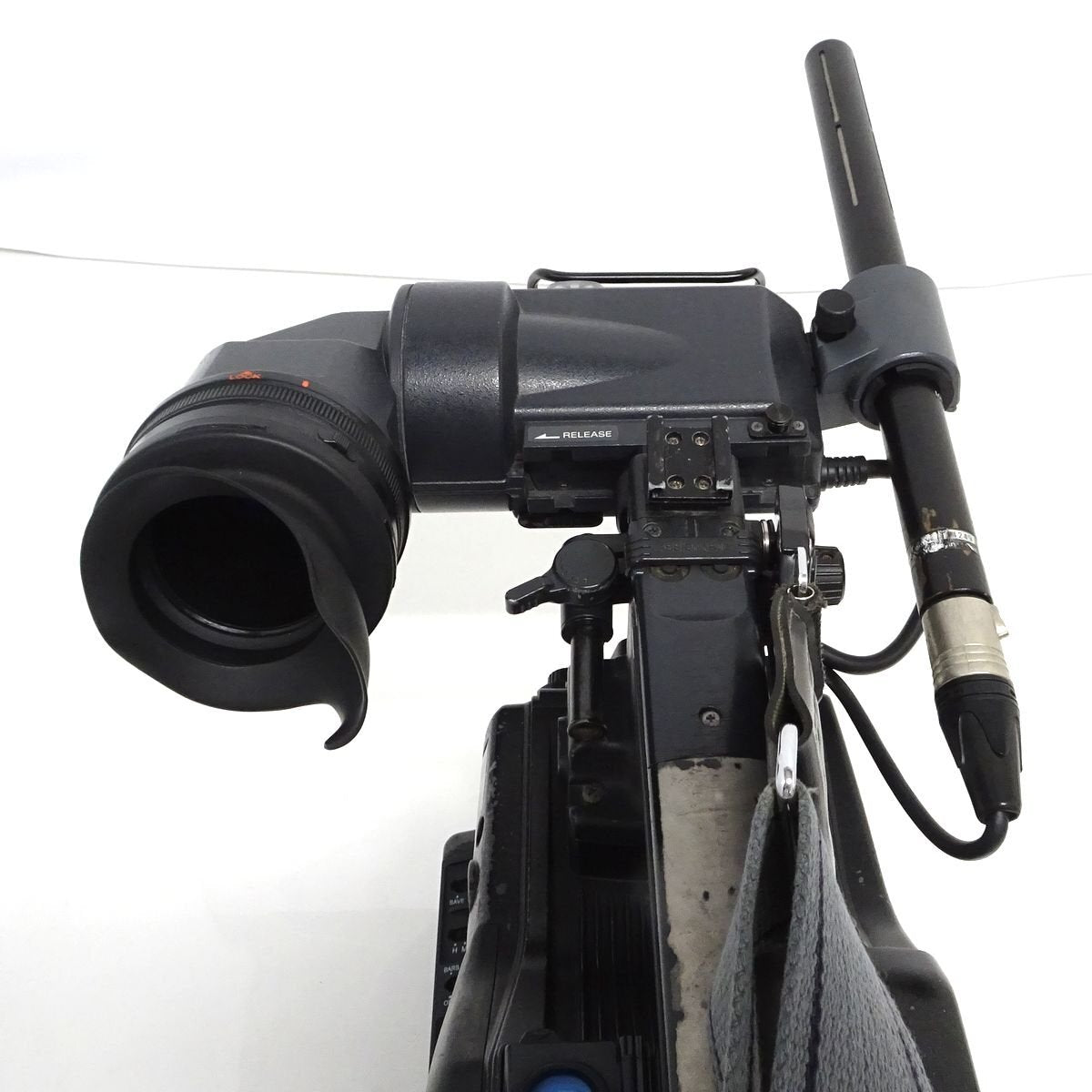 Sony PDW-700 XDCAM HD422 Broadcast Camcorder with Viewfinder and Microphone [b1215075056]