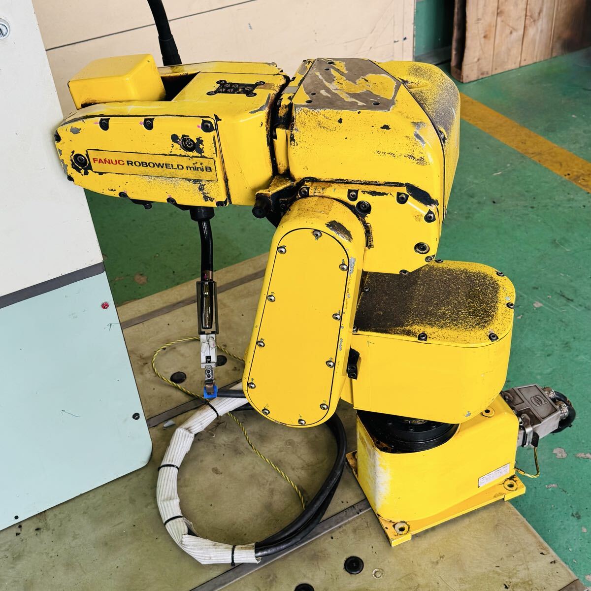 FANUC A05B-1138-B201 ROBOWELD miniB Robot with A05B-2440-C311 Controller and Teach Pendant [1232098828]