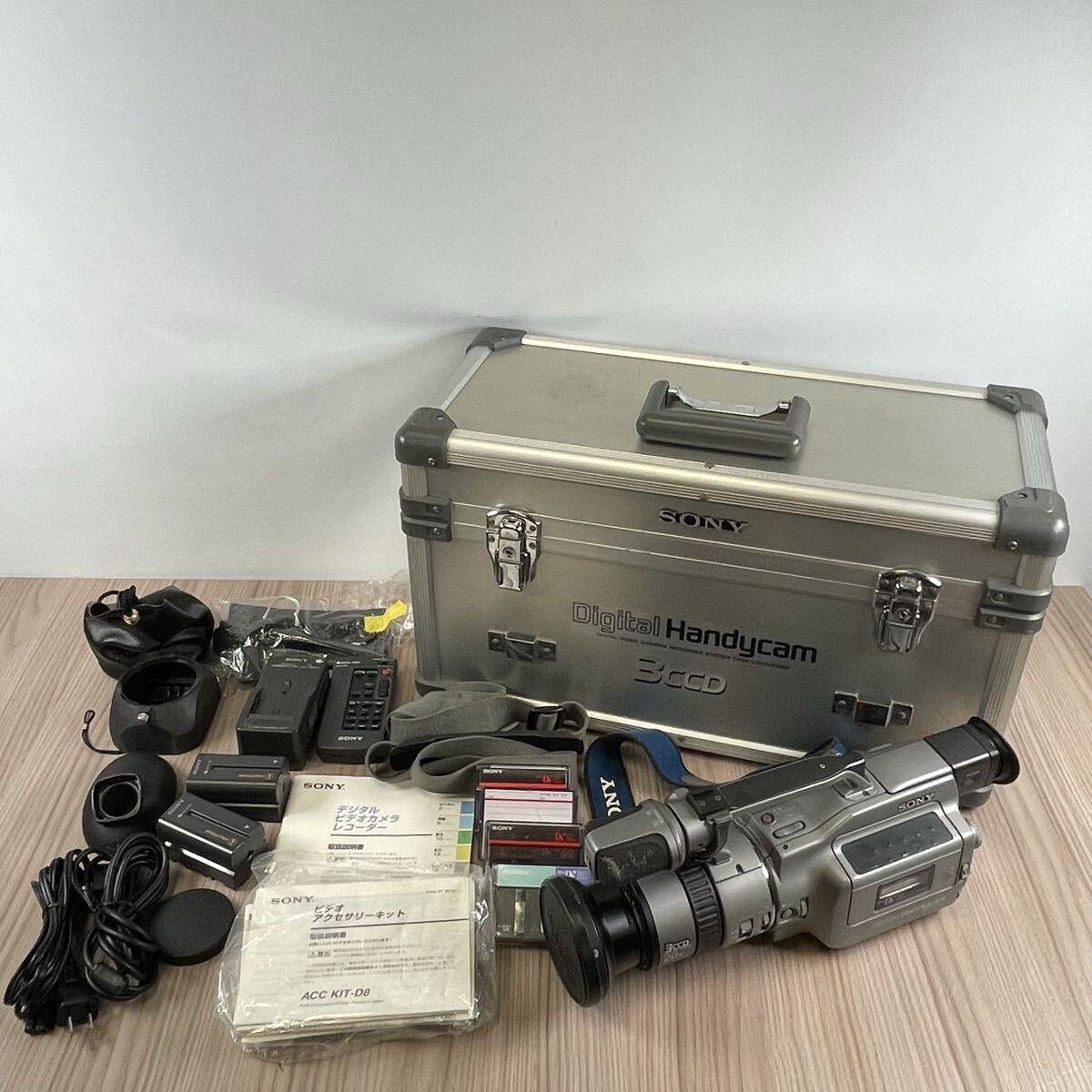 SONY DCR-VX1000 Digital Video Camera Recorder with Hard Case 3CCD (as-is) [q1236188713]