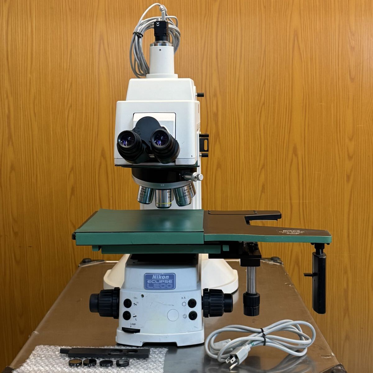 Nikon Eclipse L200 Industrial Microscope with Eyepiece and Objective Lenses [u1237016971]