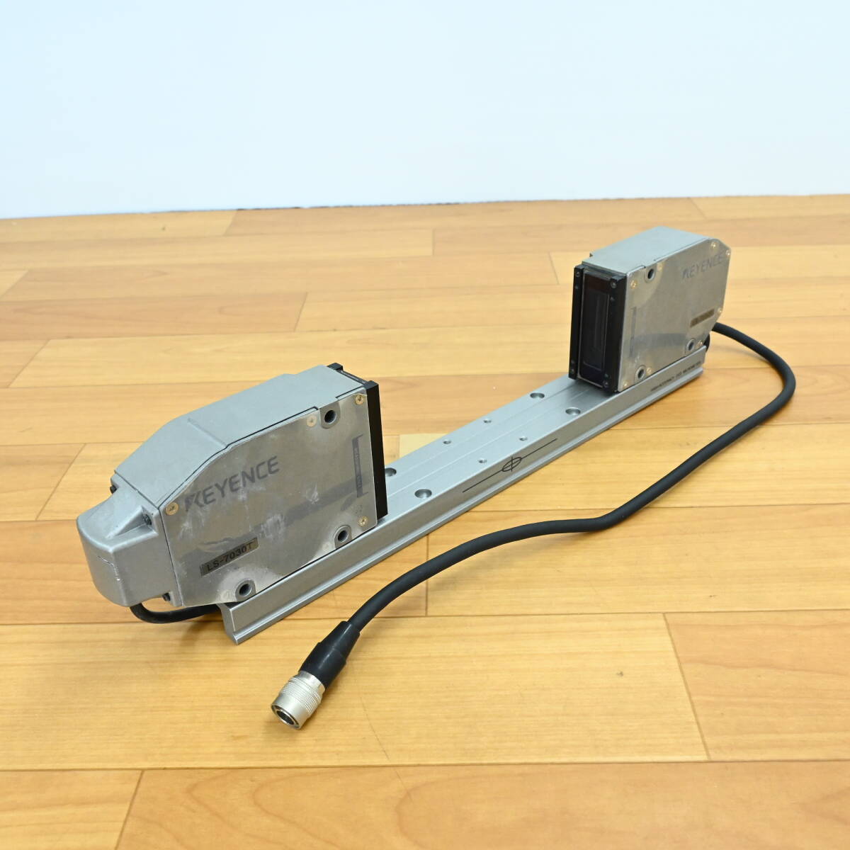 Keyence LS-7030T+LS-7030R Used Equipment 2 Units [l1240198606]