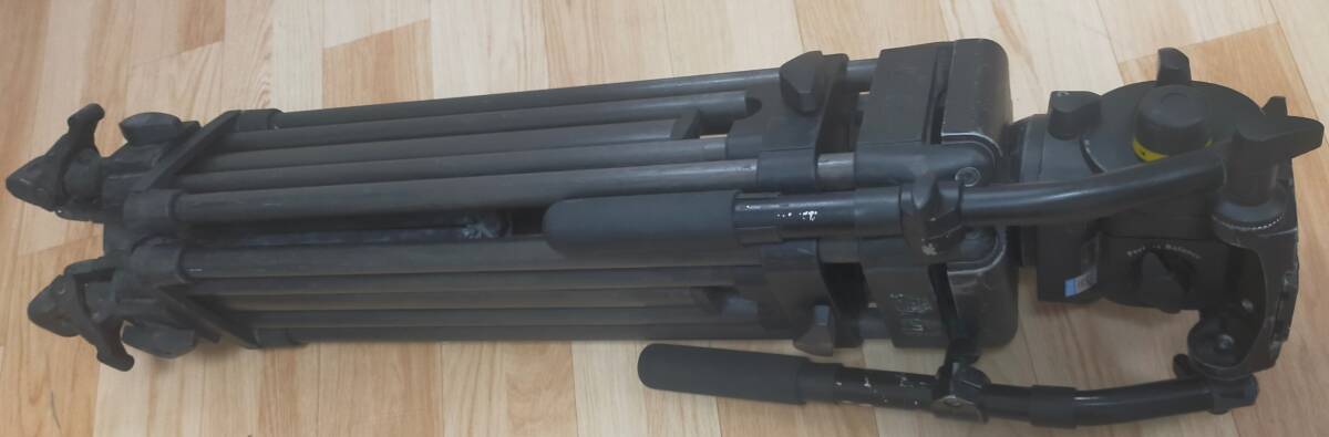 Vinten Vision100 Tripod Head with Carbon Fiber Tripod and Ground Spreader [w1239495877]