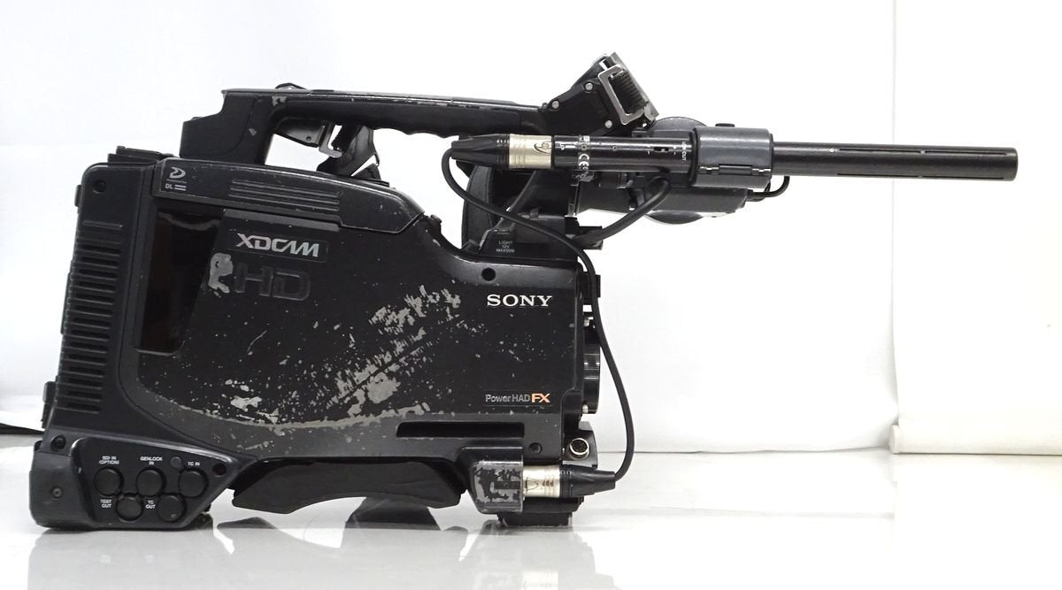 Sony PDW-700 XDCAM HD422 Broadcast Camcorder with Viewfinder and Microphone [b1215075056]