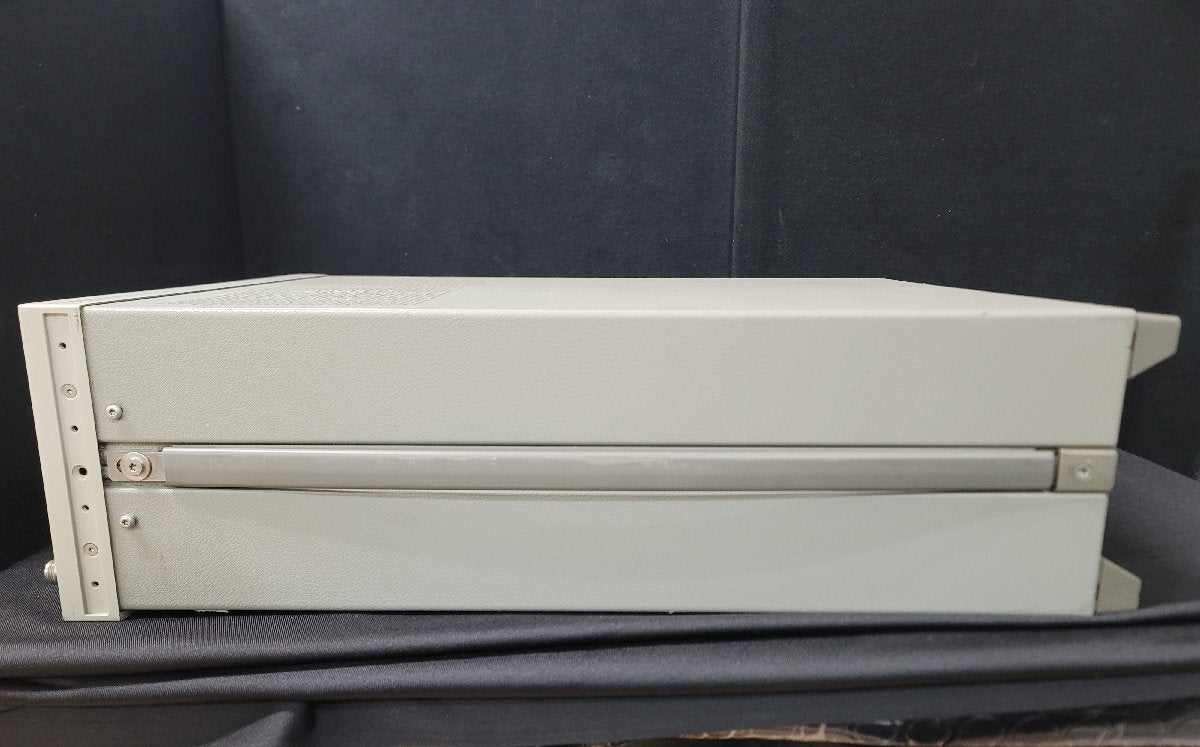 HP 8664A Synthesized Signal Generator 100kHz-3GHz [w1203474356]