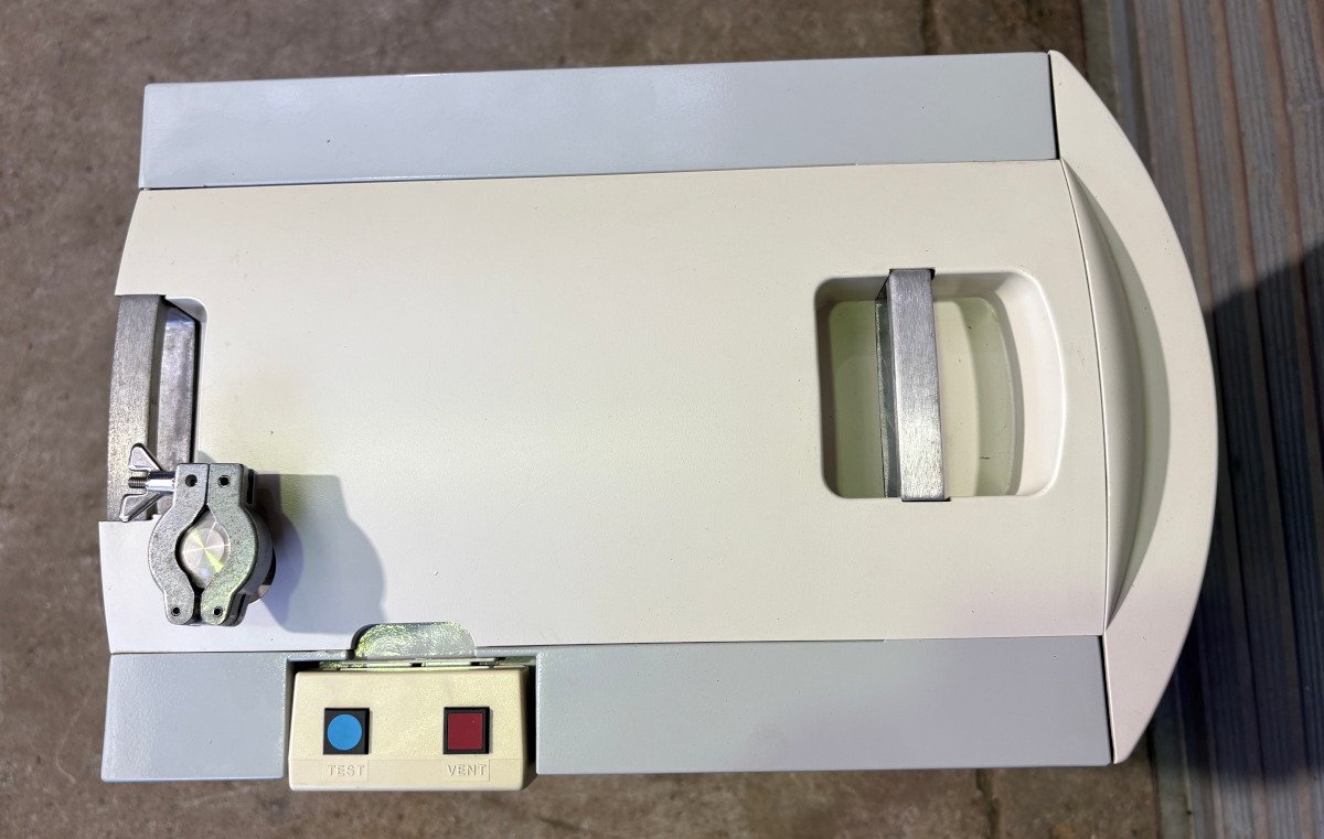 ULVAC HELIOT 302 Helium Leak Detector [p1240941943]