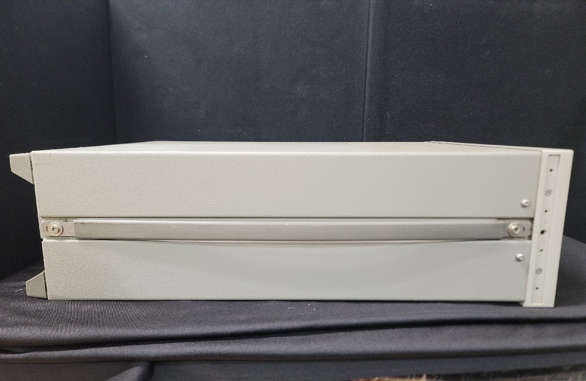 HP 8664A Synthesized Signal Generator 100kHz-3GHz [w1203474356]
