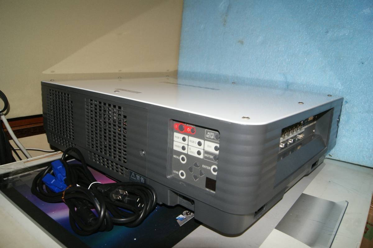 PANASONIC PT-D5700 Projector 6000 Lumens HDMI Compatible Short Focus Lens [l1154918963]