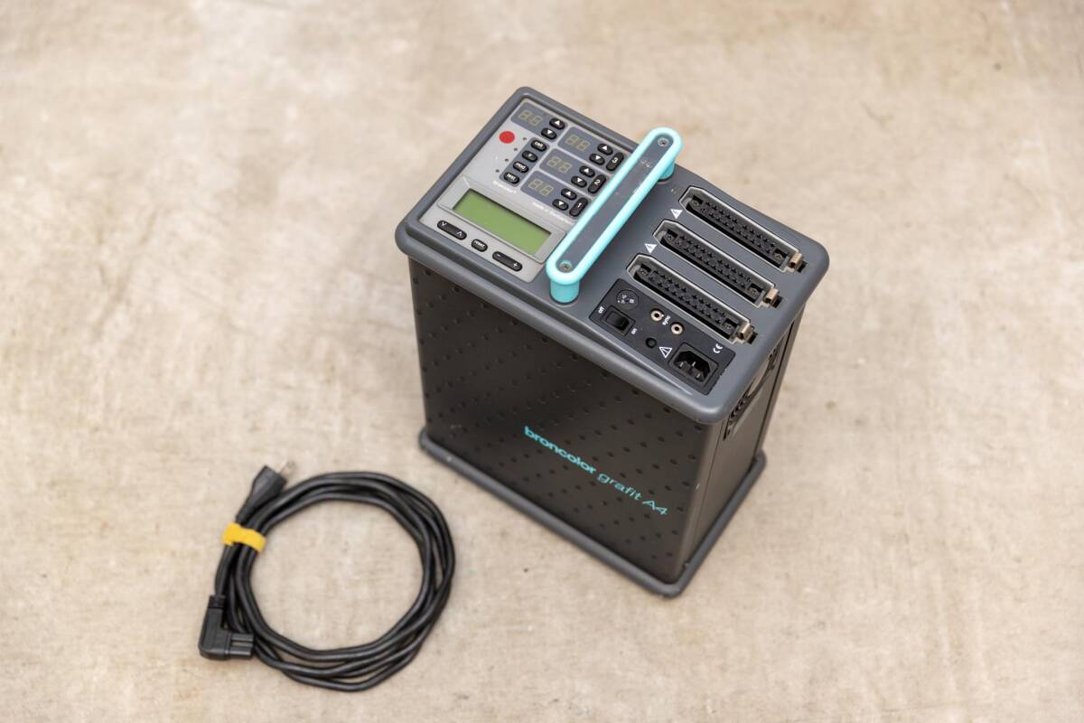 Broncolor Grafit A4 3200ws Generator 100V [k1235814345]