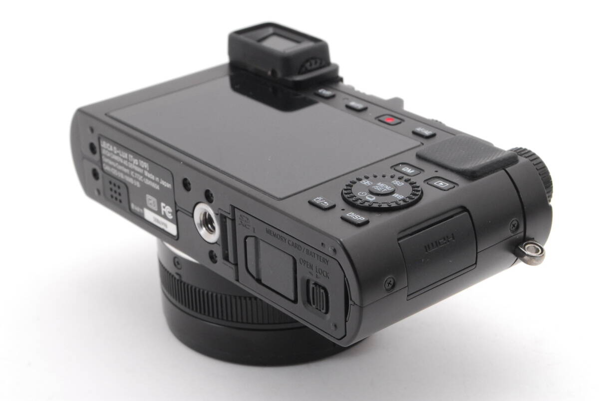 LEICA D-LUX Type109 Camera with Auto Lens Cap and Alcantara [1180928323]