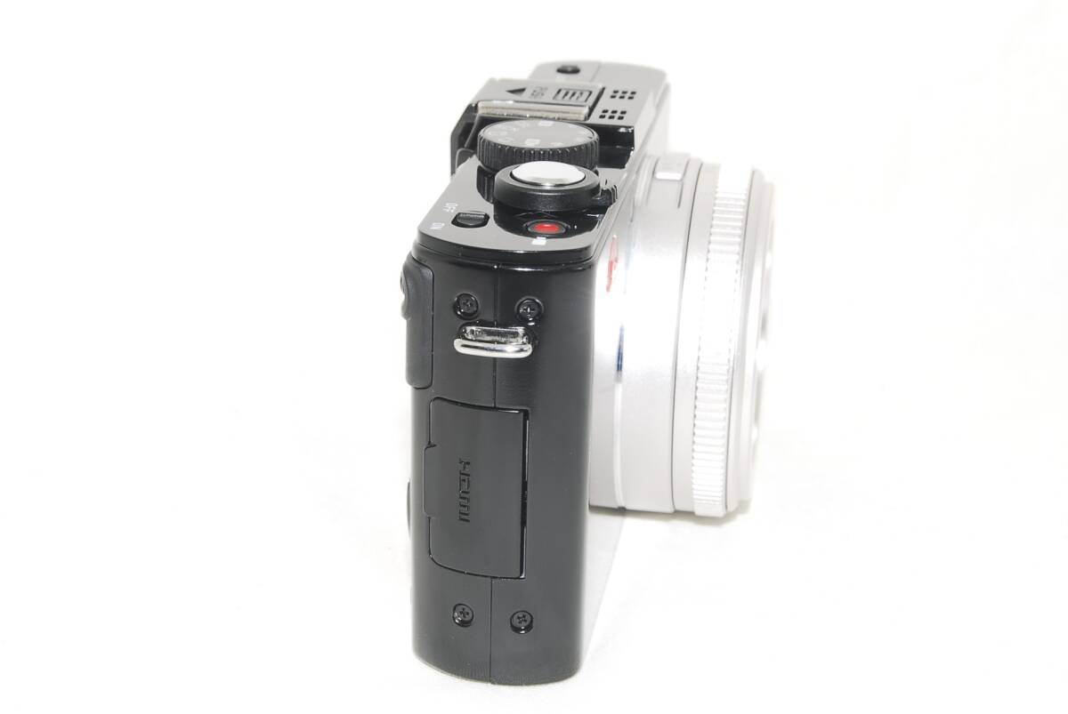 Leica D-Lux 6 Digital Camera [c1190857915]