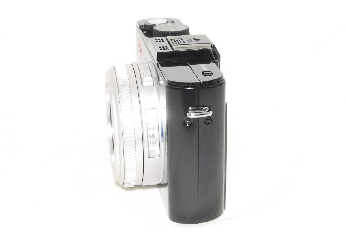 Leica D-Lux 6 Digital Camera [c1190857915]