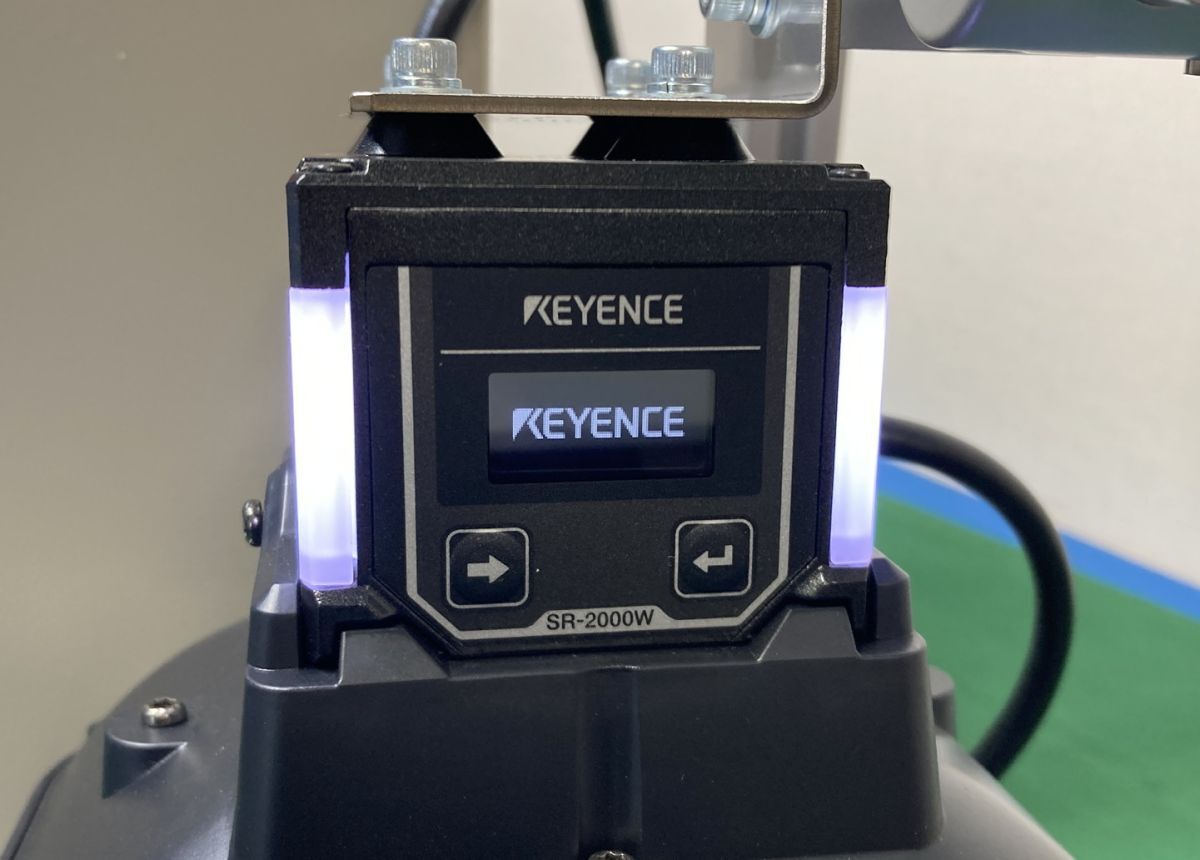 Keyence SR-2000W Ultra Wide Field 1D/2D Code Reader with Illumination Attachment [u1237772060]