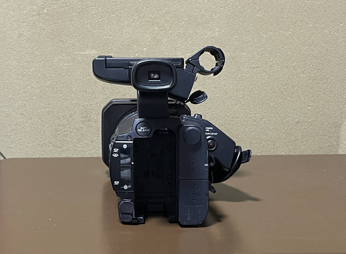 SONY HXR-NX100 Professional Camera [p1219979112]
