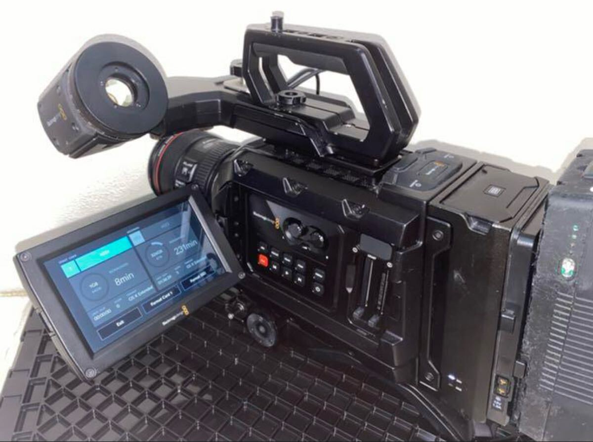 Blackmagic URSA Mini 4K EF Camera + Viewfinder + Shoulder Kit + SSD Recorder + V Mount Kit + EF 24-70 Lens [k1199701042]
