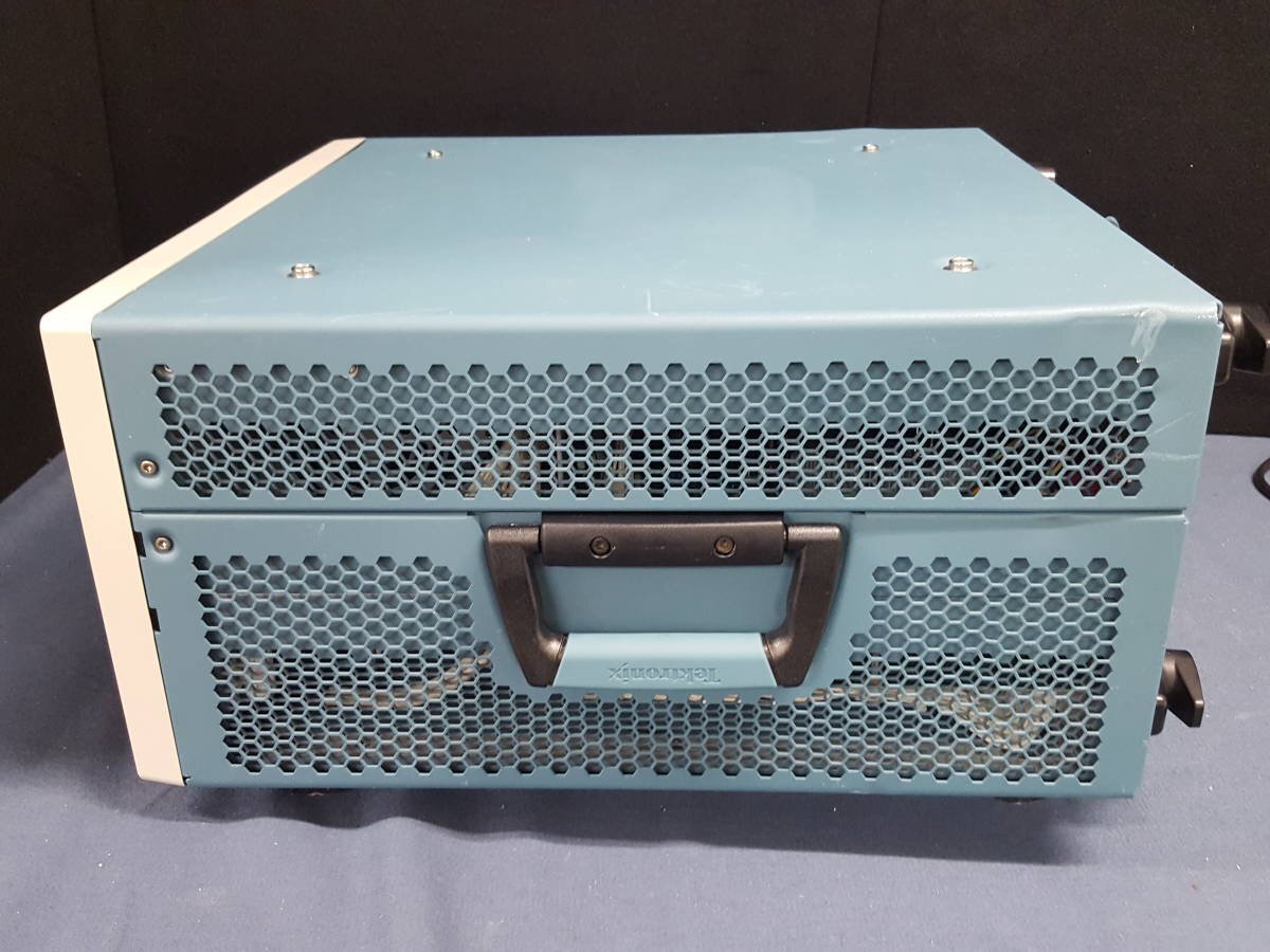 Tektronix AWG5002 Arbitrary Waveform Generator 600MS/s [r1129119026]