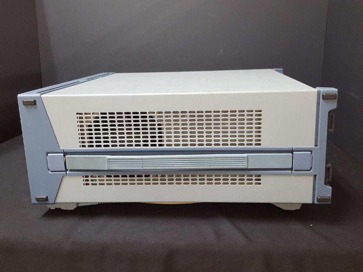 Rohde & Schwarz SMIQ02B Vector Signal Generator 300kHz-2.2GHz [s1132837490]