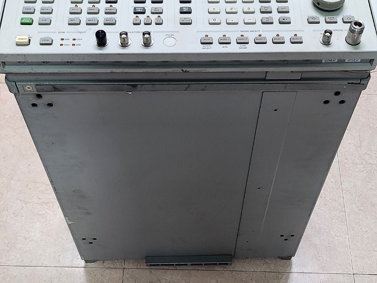 Agilent 8664A Synthesized Signal Generator 100kHz-3GHz Opt.001 004 010 [l1158799339]
