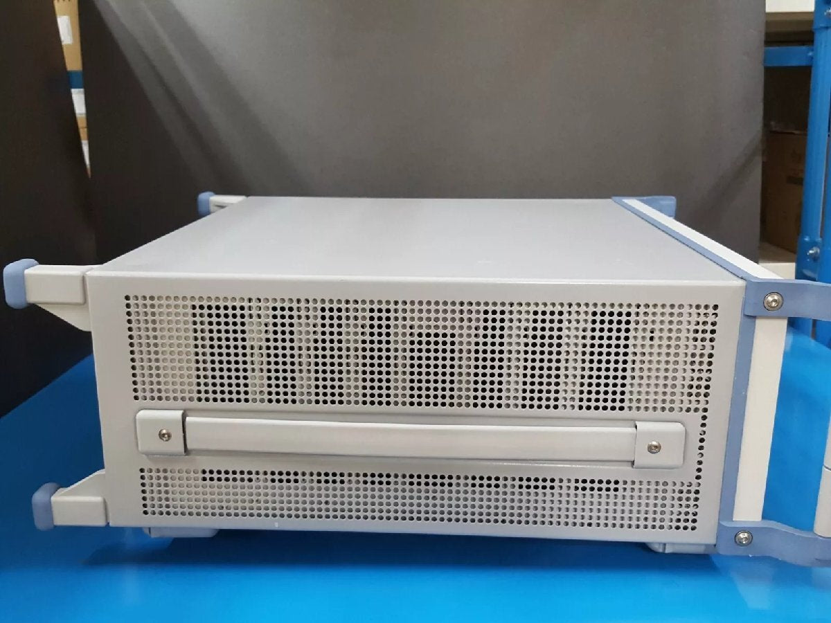 Rohde & Schwarz CMU300 Universal Radio Communications Tester (as-is) [q1165120174]