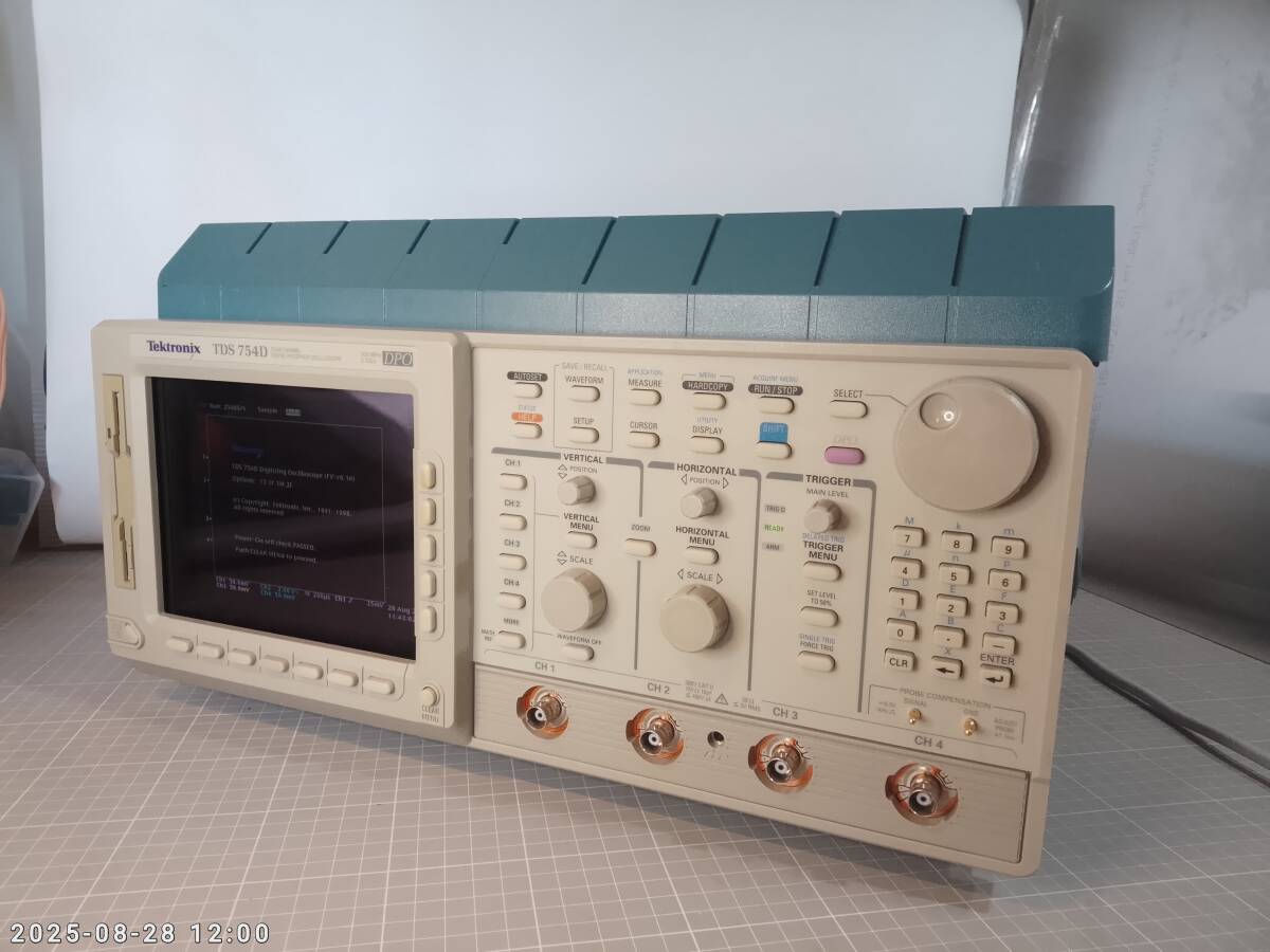 Tektronix TDS754D Digital Oscilloscope [p1197976409]