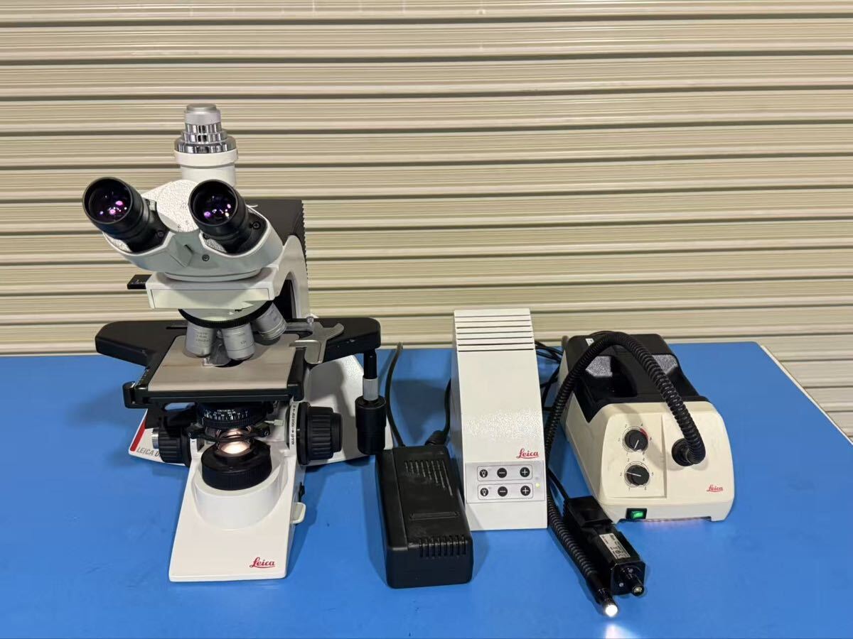LEICA DM2000 Upright Microscope [q1211041578]