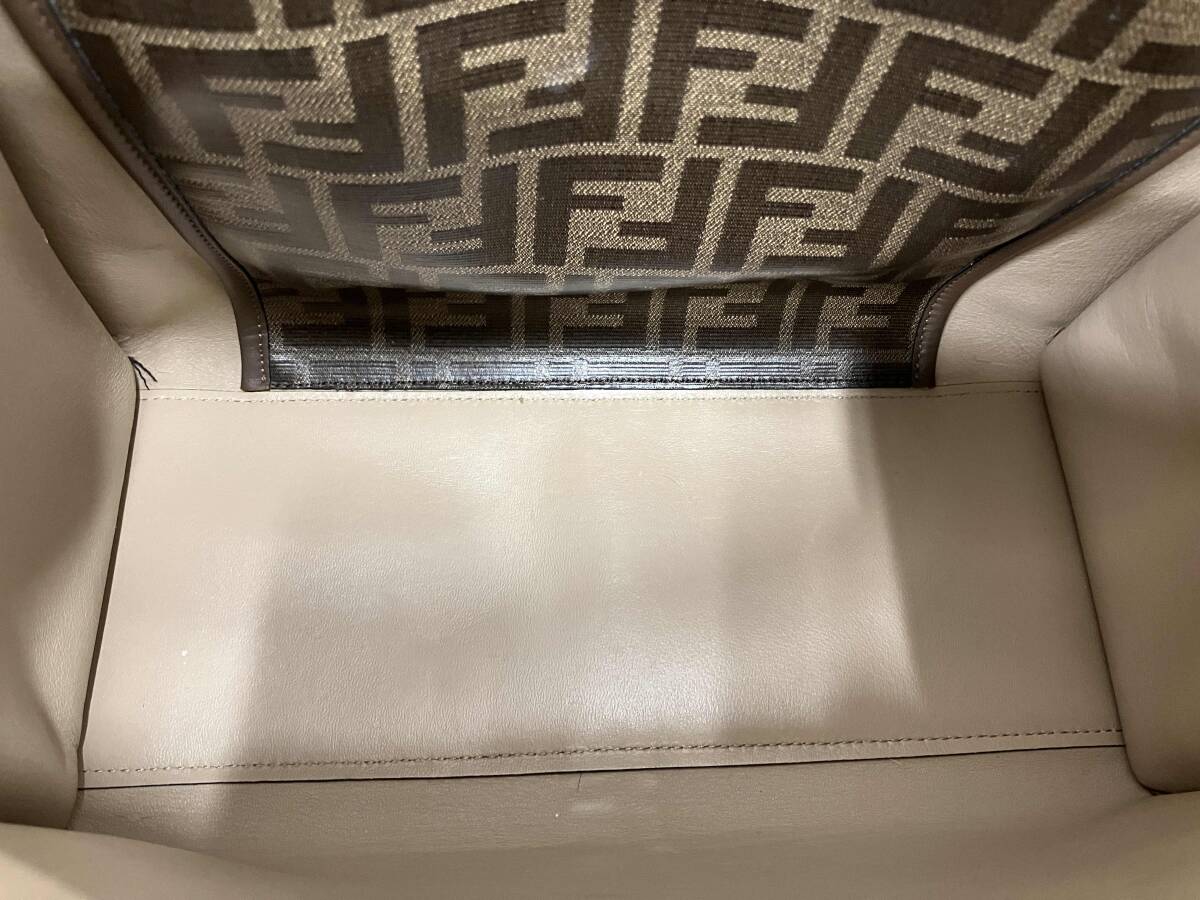 Fendi Peekaboo X-Light Medium Shoulder Bag Black [r1220606640]