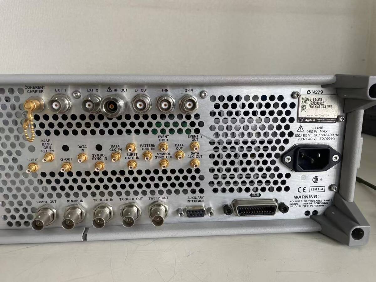 Agilent E4433B ESG-D Series Analog RF Signal Generator 250kHz-4GHz (untested) [e1226183677]