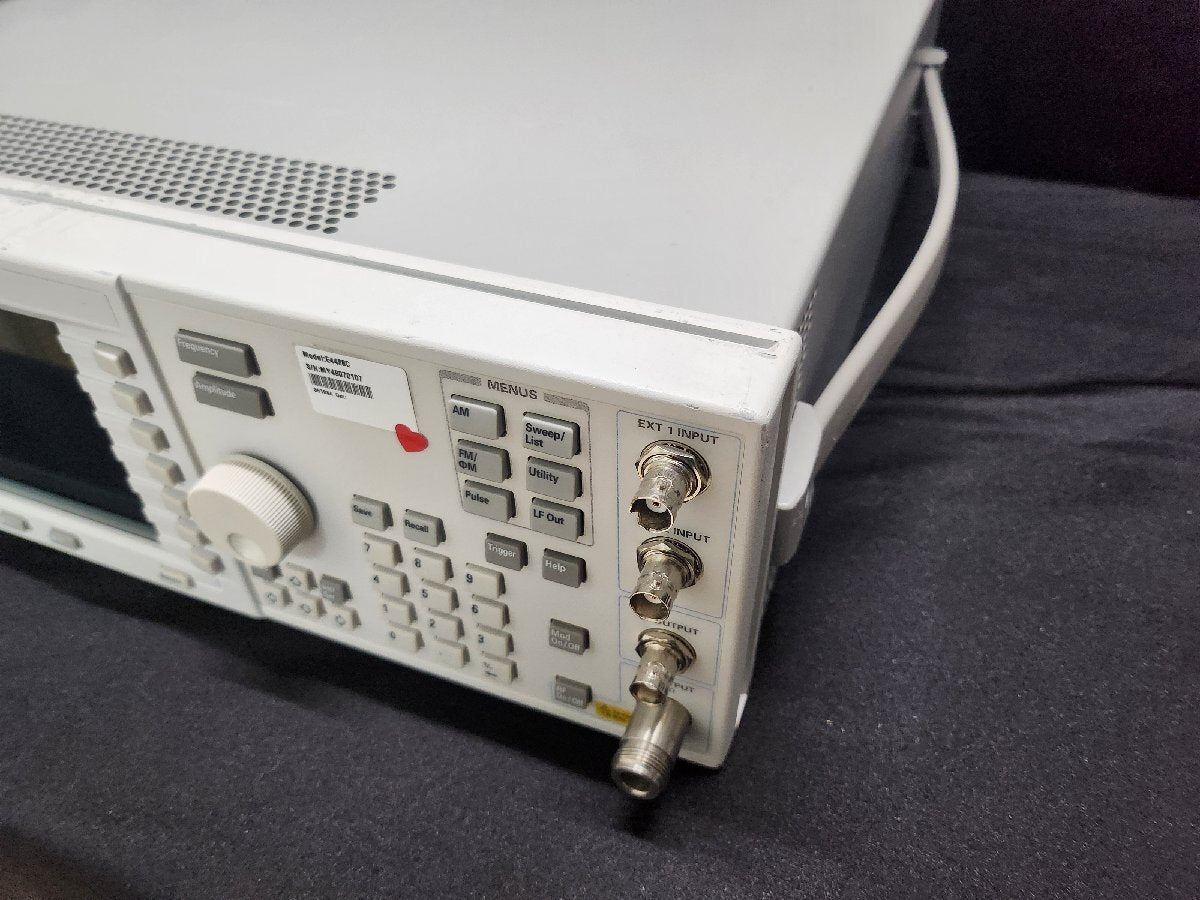 Agilent E4428C ESG Analog Signal Generator 250kHz-6GHz (for parts or not working) [v1228301493]