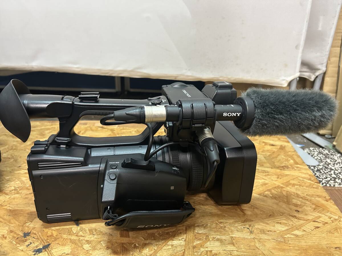 Sony HXR-NX5R NXCAM Full HD Camcorder [u1233457308]