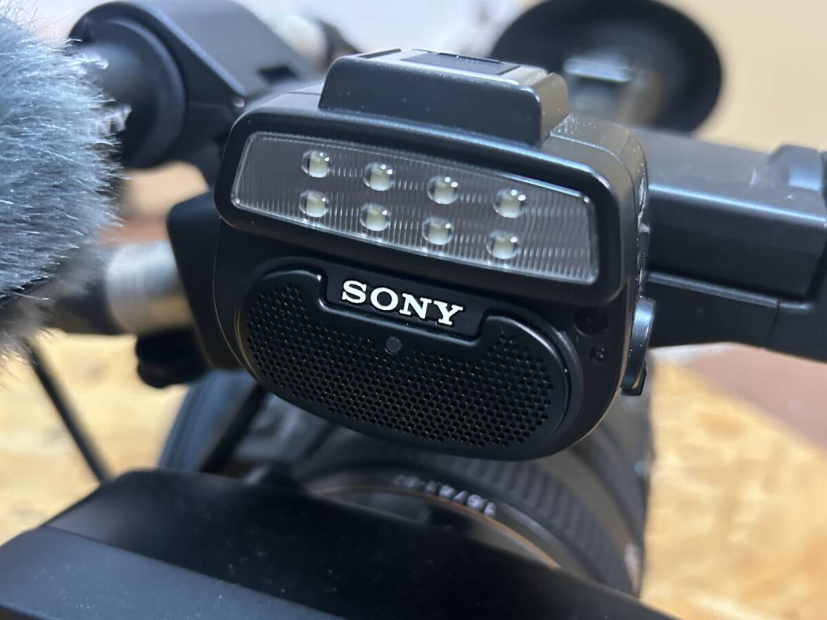 Sony HXR-NX5R NXCAM Full HD Camcorder [u1233457308]