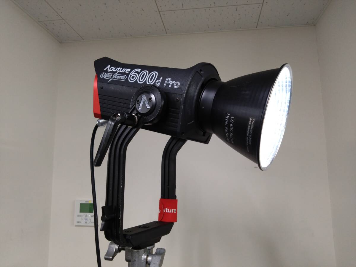 Aputure Light Storm 600d Pro LED Light with Lens Set [l1234761462]