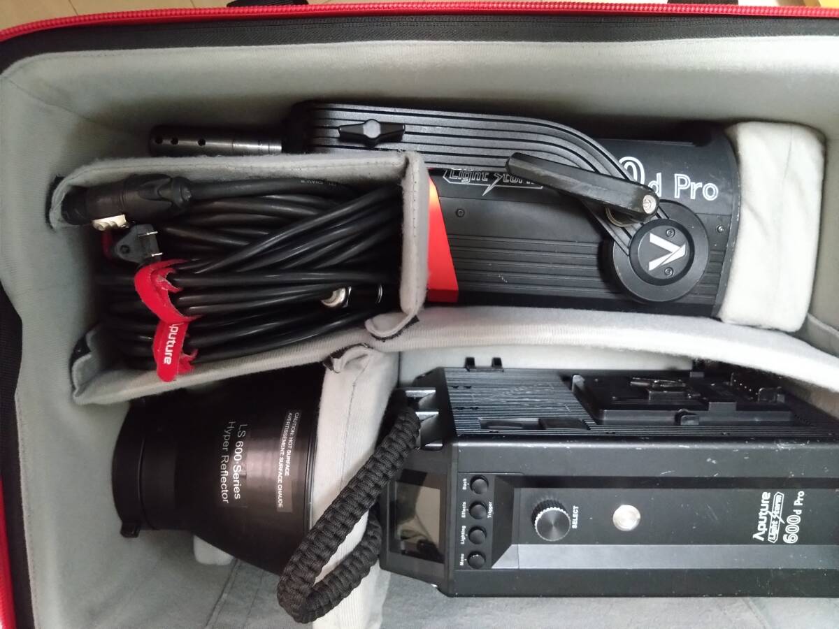 Aputure Light Storm 600d Pro LED Light with Lens Set [l1234761462]