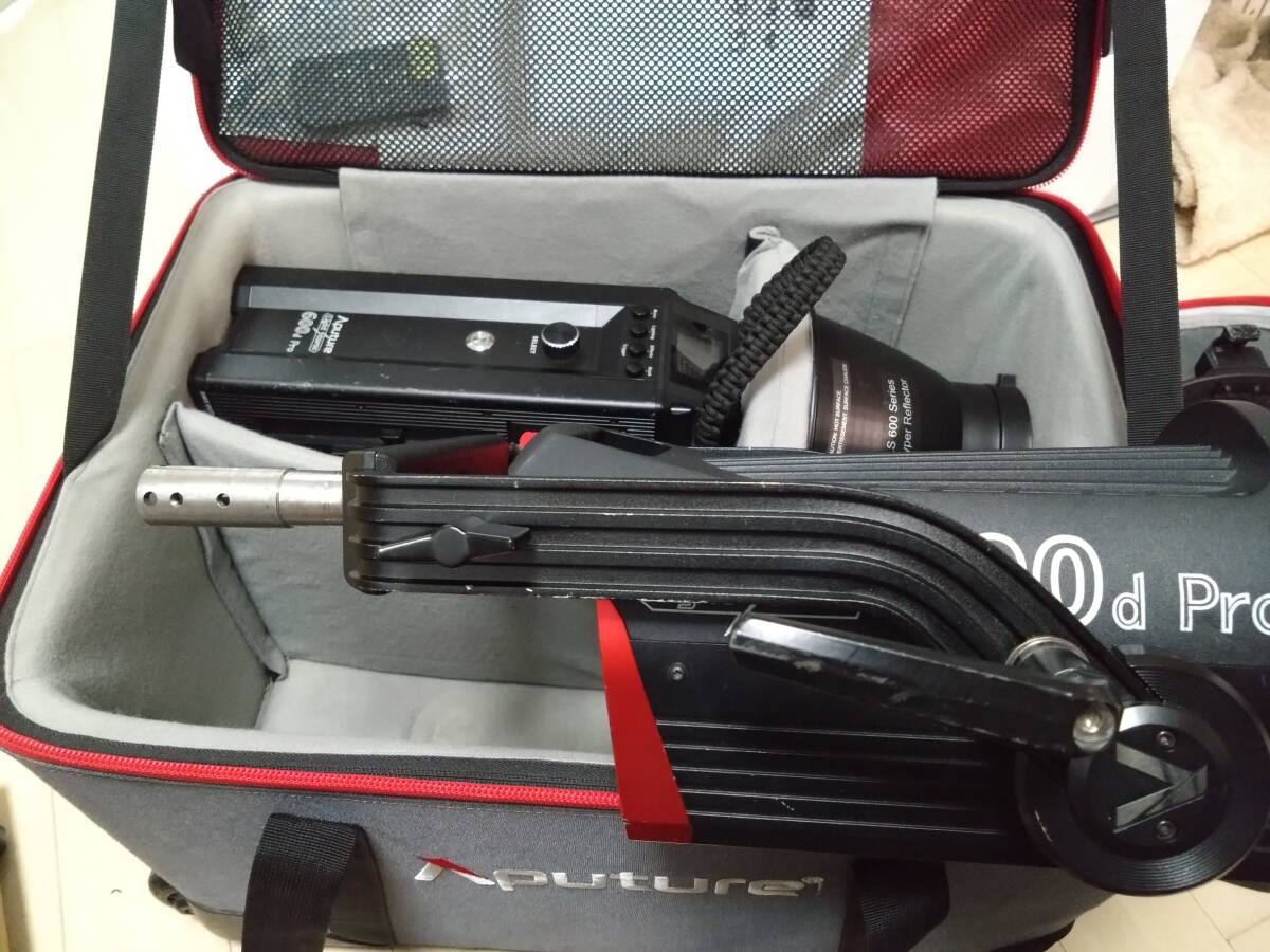 Aputure Light Storm 600d Pro LED Light with Lens Set [l1234761462]