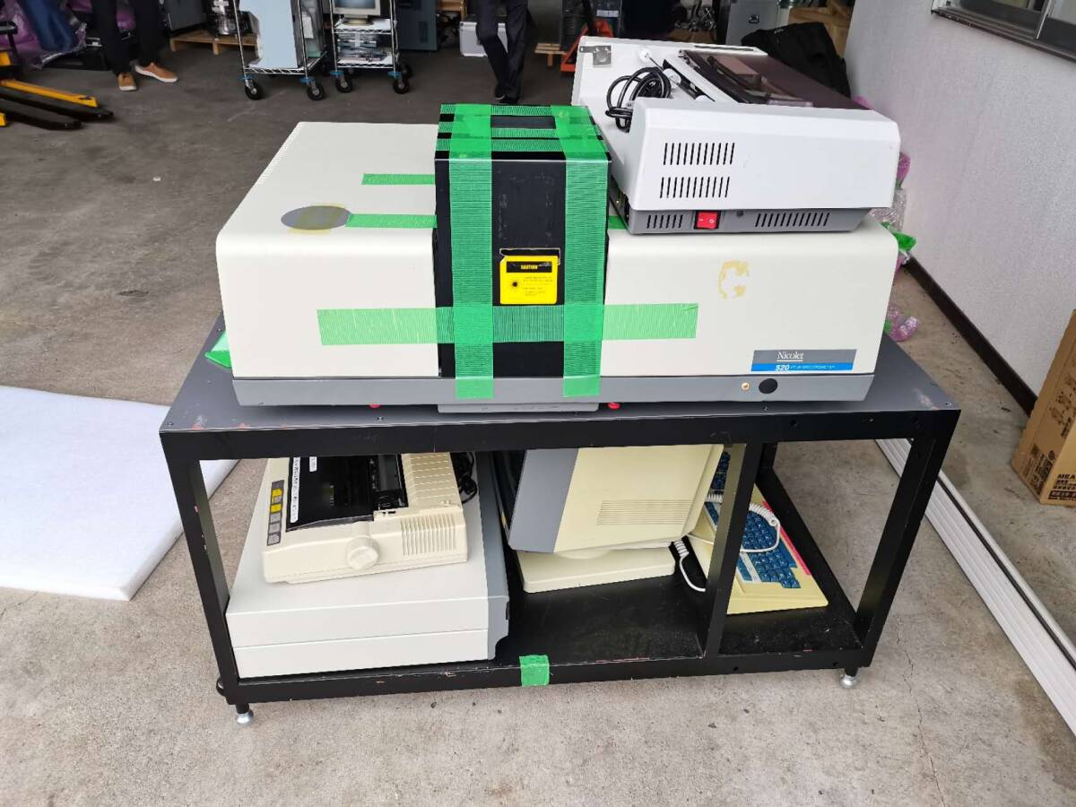 Nicolet 520 FT-IR Spectrometer [h1237449897]